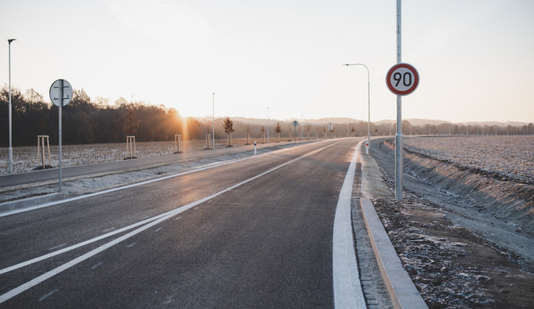 Plavská ulice je opravená. Během rekonstrukce přibyla u komunikace cyklostezka