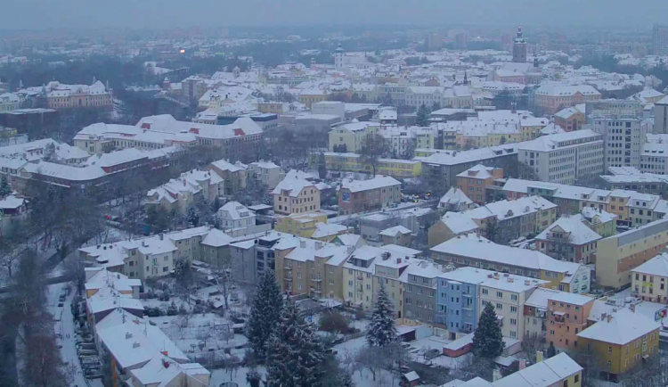 Dopravu na jihočeských silnicích někde komplikuje sníh.