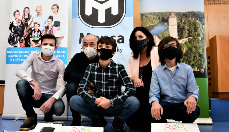 Vítězové krajského kola Logické olympiády dostali tablety, školní potřeby i deskové hry