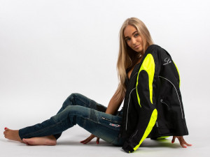 Kamenná prodejna moto oblečení MBW v Hluboké nad Vltavou nachystala tradiční týden slev. Ideální čas na výhodný nákup