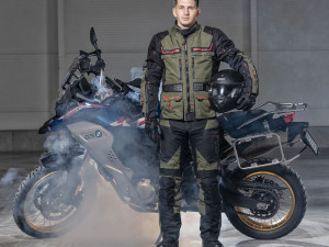 Kamenná prodejna moto oblečení MBW v Hluboké nad Vltavou nachystala tradiční týden slev. Ideální čas na výhodný nákup