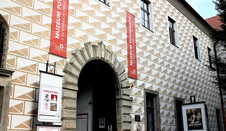 Muzeum fotografie a moderních obrazových médií a Dům gobelínů, kulturních tradic a řemesel v Jindřichově Hradci znovu otevřely své brány veřejnosti