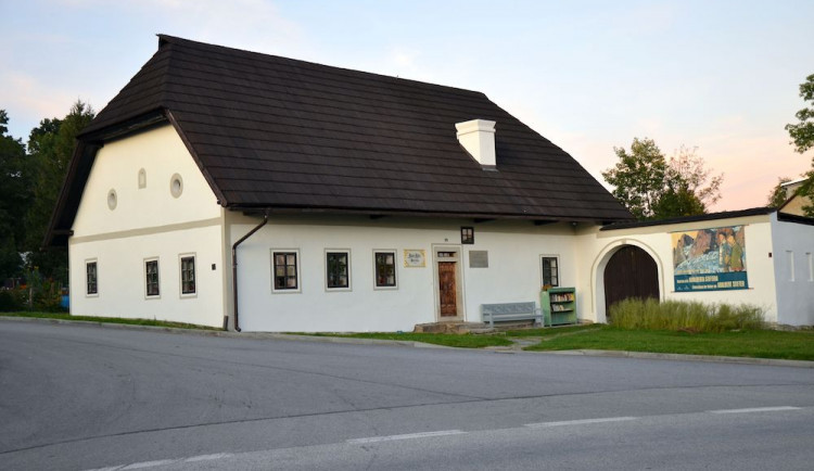 Kdo se vydá po stopách „básníka Šumavy“, může začít přímo tam, kde se narodil