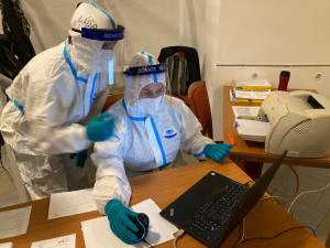 Hasiči pomáhali v Třeboni testovat učitele. Covid se prokázala u minimálního počtu testovaných