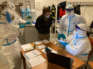 Hasiči pomáhali v Třeboni testovat učitele. Covid se prokázala u minimálního počtu testovaných