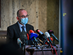 Vláda prodloužila nouzový stav v Česku. V pondělí se může jednat o zpřísnění opatření