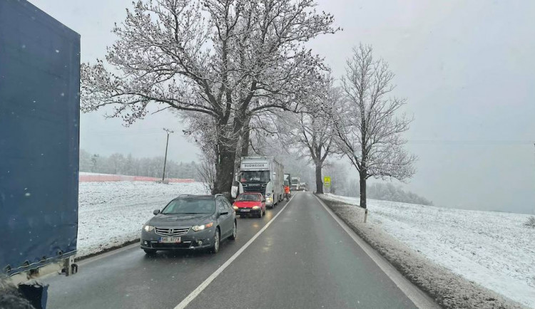 Nehoda osobního auta a náklaďáku uzavřela hlavní tah k hranicím. Na místě se tvoří kolony