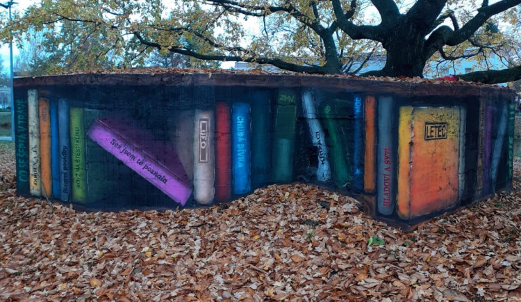 Nevzhledný bunkr posprejovali umělci. Teď je z něj knihovna