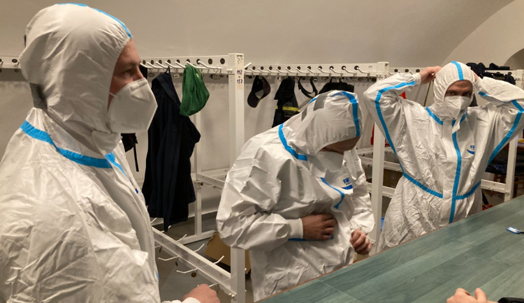 Hasiči pomáhali v Třeboni testovat učitele. Covid se prokázala u minimálního počtu testovaných