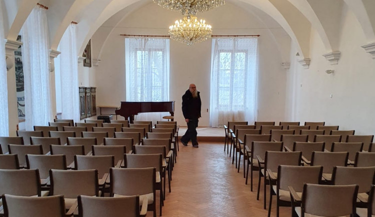 Základní umělecké školy v Jihočeském kraji získají dva klavíry od Nadace Karel Komárek Family Foundation