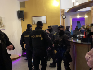 Policie v centru města rozpustila tajnou party. V baru bylo téměř třicet hostů