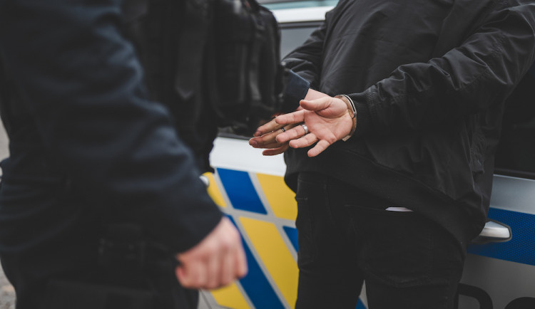 Devětatřicetiletý muž prodával pervitin a marihuanu. Došla si pro něj zásahovka