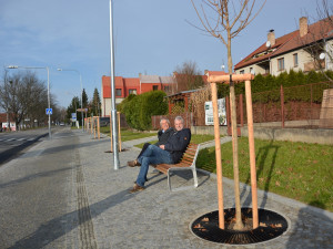Z centrálního parkoviště pohodlněji a ve stínu. Hluboká opravila jednu z hlavních tras