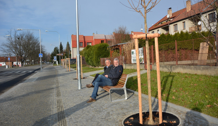 Z centrálního parkoviště pohodlněji a ve stínu. Hluboká opravila jednu z hlavních tras