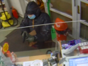 VIDEO: Muž s maskou a rouškou přepadl benzinu v Prachaticích. Na obsluhu mířil zbraní