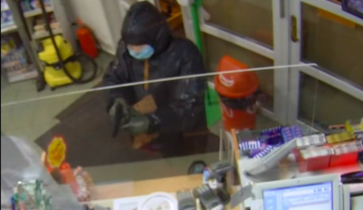 VIDEO: Muž s maskou a rouškou přepadl benzinu v Prachaticích. Na obsluhu mířil zbraní
