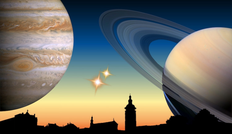 Konjukce Jupiteru se Saturnem a soutěž astronomických rozměrů