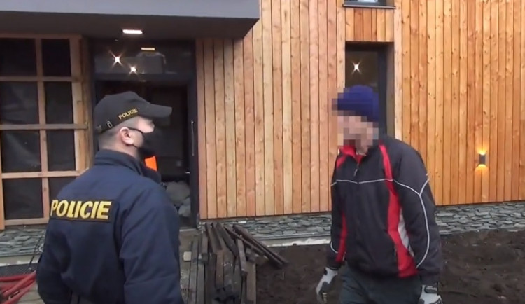VIDEO: Policisté vyrazili na stavbu. Kontrolovali cizince a zaměstnávání „na černo“