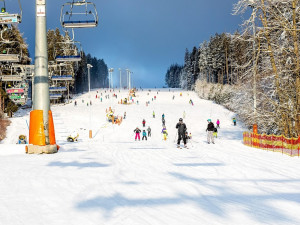 Skiareál Lipno zahájil sezonu. V provozu je přes pět kilometrů tratí