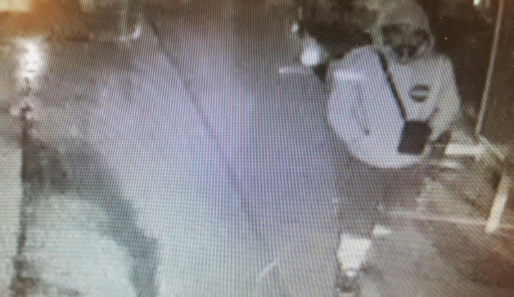 Policie pátrá po dvou mužích z videozáznamu. Potřebuje jejich svědectví