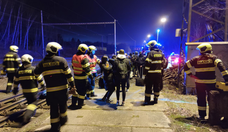 FOTO: Ve stanici Hluboká nad Vltavou vykolejil vlak. Na místě zasahovali záchranáři