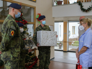 Strakoničtí vojáci předali dar domovům pro seniory.