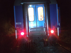 Ve stanici Hluboká nad Vltavou vykolejil vlak. Na místě zasahují záchranáři