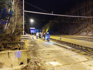 Ve stanici Hluboká nad Vltavou vykolejil vlak. Na místě zasahují záchranáři