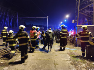 FOTO: Ve stanici Hluboká nad Vltavou vykolejil vlak. Na místě zasahovali záchranáři