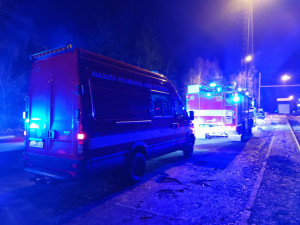 Ve stanici Hluboká nad Vltavou vykolejil vlak. Na místě zasahují záchranáři