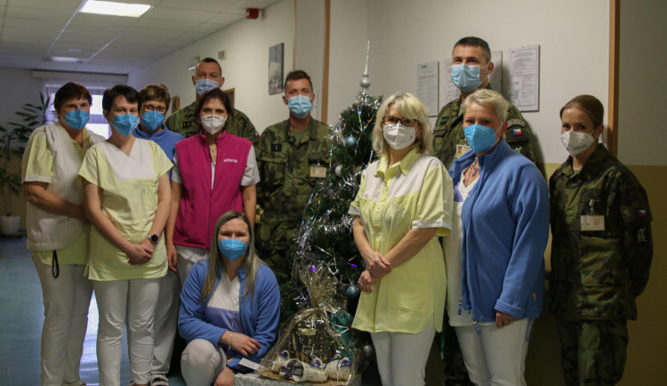 Strakoničtí vojáci předali dar domovům pro seniory.