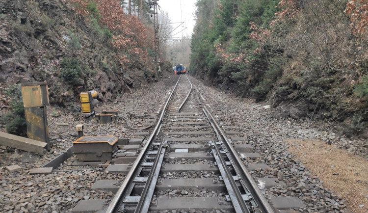 FOTO: Vykolejení vlaku u Hluboké nejspíš způsobila závada na výhybce