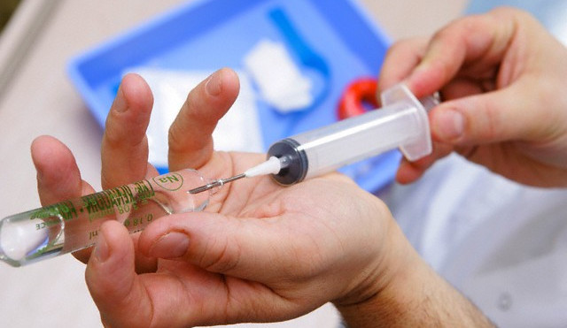 Očkování proti koronaviru dostanou nejdřív zdravotníci. První vakcíny dorazí na jih Čech po svátcích