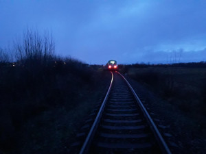 Vlak u Včelné srazil muže. Ten na místě zemřel