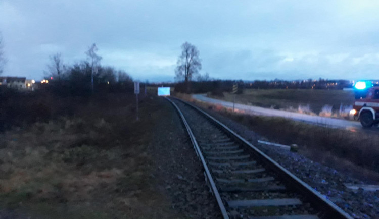 Vlak u Včelné srazil muže. Ten na místě zemřel