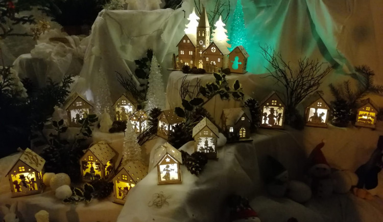Výlohu mateřského centra na Máji rozzářila zimní vánoční krajina
