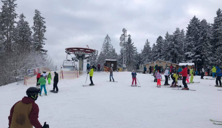 Lyžařské areály na jihu Čech praskaly ve švech. Na Lipno vyrazily tisíce lidí