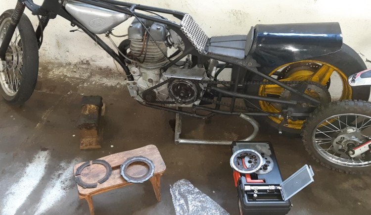 Policie pátrá po speciálně upraveném motocyklu. Zmizel z garáží na jihu Čech.