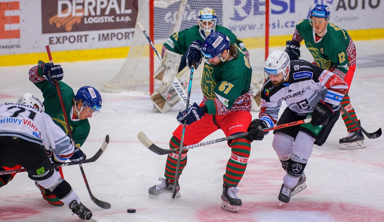 Hokejisté Českých Budějovic se postavili na domácím ledě Karlovým Varům