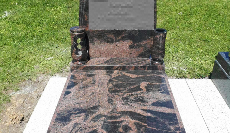 Zlodějům není svatý ani hřbitov. Ukradli náhrobní kámen i desku, hrozí jim 8 let ve vězení