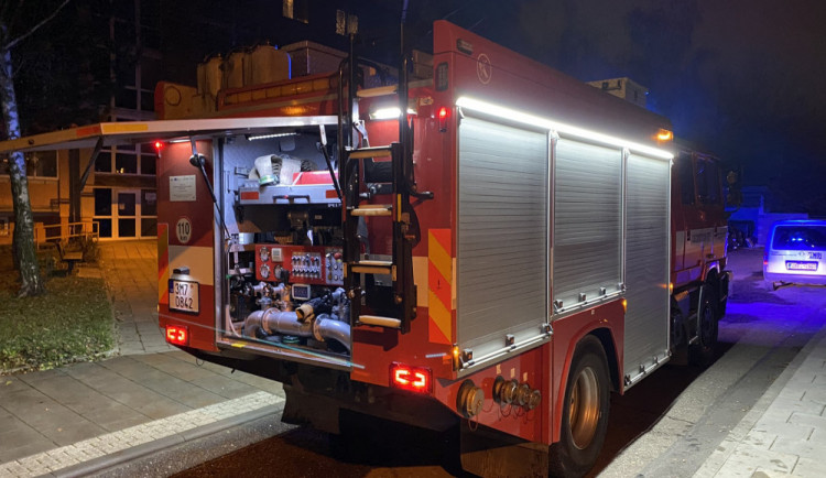 Silvestrovských požárů přibývá, hasiči varují před pyrotechnikou