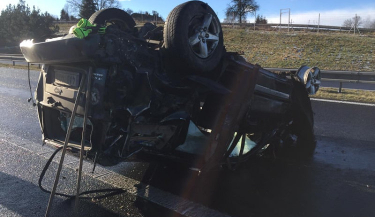 Vážná dopravní nehoda uzavřela dálnici z Písku do Prahy. Na místo letěl vrtulník