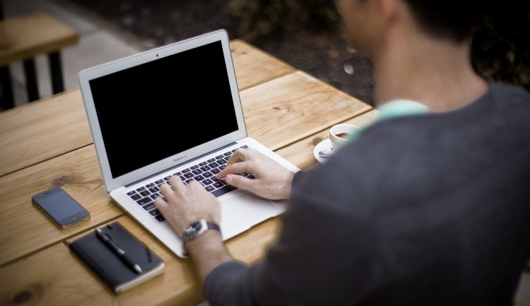 Lidé chtějí jako benefit příspěvek na mobil či notebook