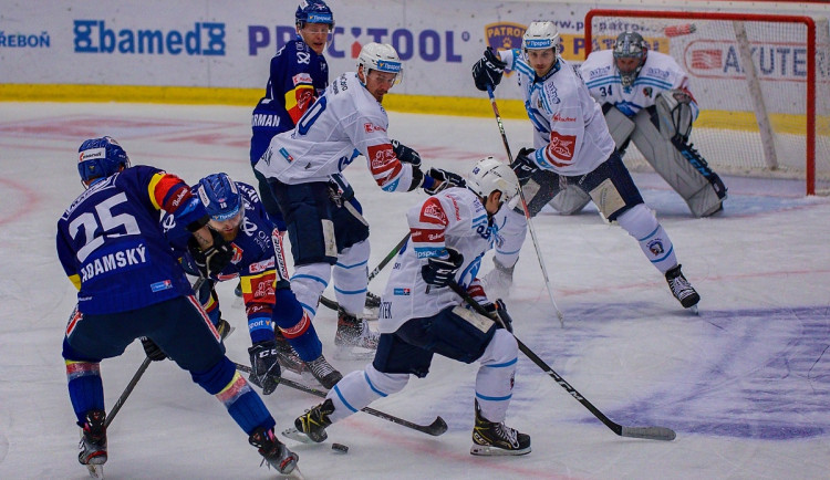 Zpátky v modrém. Motor vyměnil pro utkání s Plzní speciální vánoční sadu za klasickou domácí