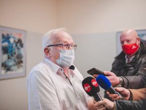 V Jihočeském kraji začalo očkování proti onemocnění covid-19. První vakcínu dostal emeritní primář infekčního oddělení.