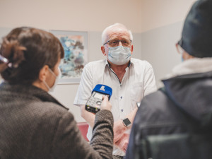 V Jihočeském kraji začalo očkování proti onemocnění covid-19. První vakcínu dostal emeritní primář infekčního oddělení.