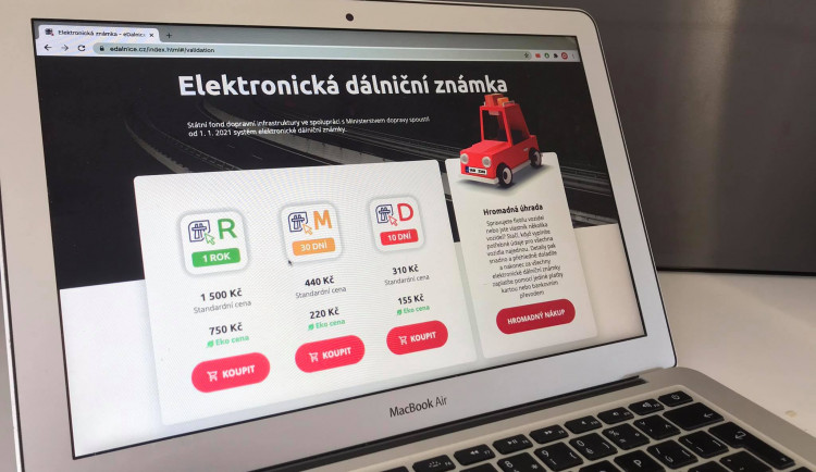 Nalepovací dálniční známky jsou minulostí, ode dneška se prodávají jen elektronické.