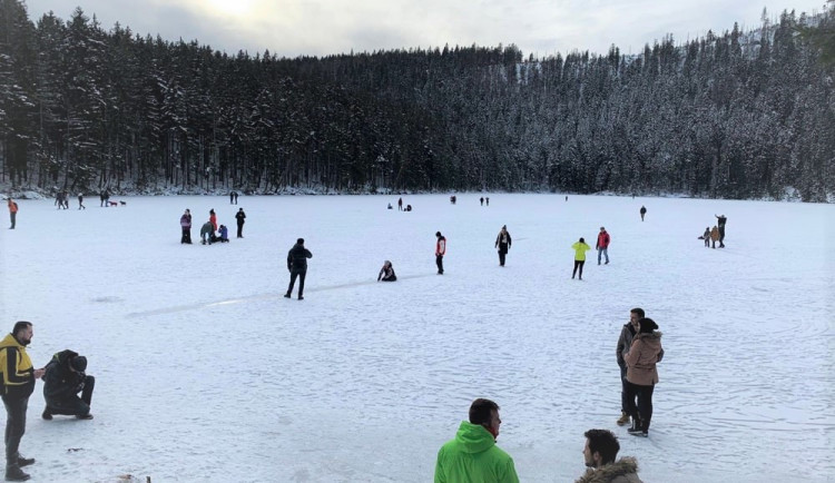 I přes zákaz si lidé ze zamrzlé hladiny Čertova jezera udělali veřejné kluziště