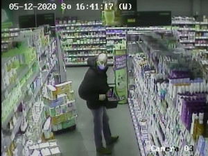 Policisté hledají muže, kterého zachytila kamera v obchodě. Poznáváte ho?
