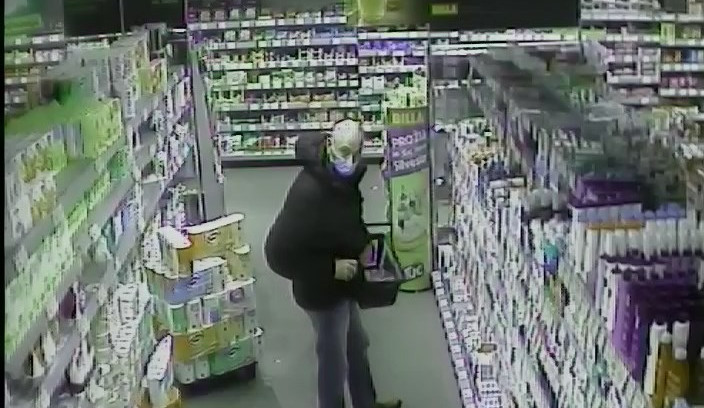 Poznáváte muže na fotografii? Volejte policisty.